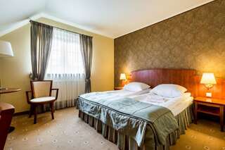 Отель Hotel Krzyski Тарнув Стандартный двухместный номер с 2 отдельными кроватями-1