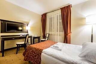 Отель Hotel Krzyski Тарнув Стандартный двухместный номер с 2 отдельными кроватями-3